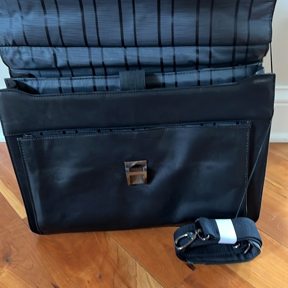Kenneth Cole Reaction Briefcase - Picture 16 of 17